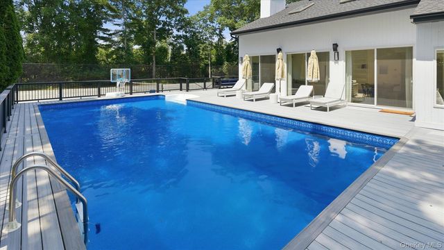 7 Midhampton Court, Quogue, NY 11959