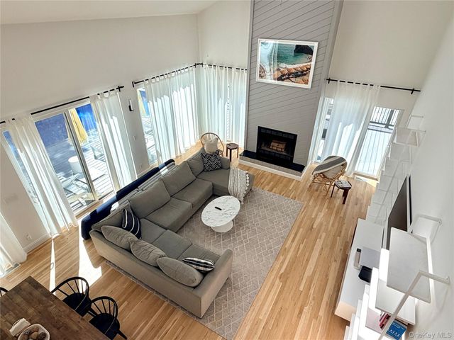 7 Midhampton Court, Quogue, NY 11959