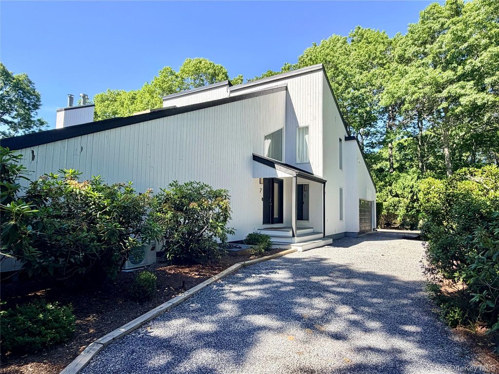 7 Midhampton Court, Quogue, NY 11959