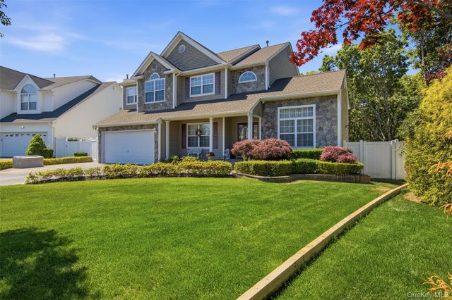 15 Scenicview Crescent, Manorville, NY 11949