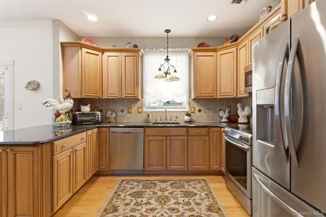 15 Scenicview Crescent, Manorville, NY 11949