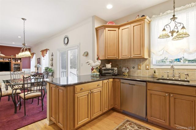 15 Scenicview Crescent, Manorville, NY 11949