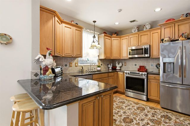 15 Scenicview Crescent, Manorville, NY 11949