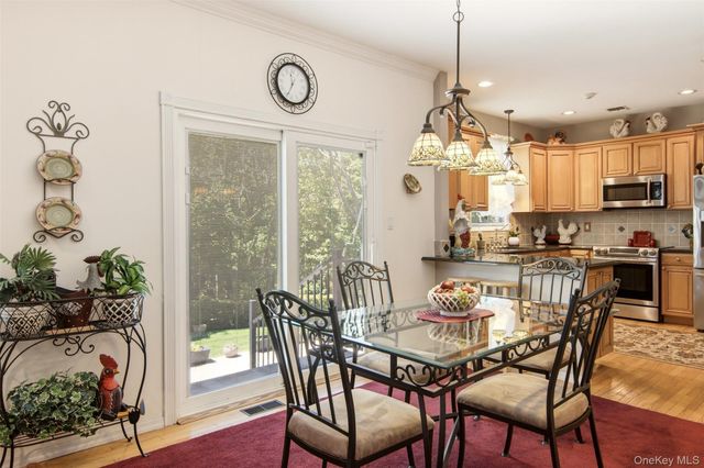 15 Scenicview Crescent, Manorville, NY 11949