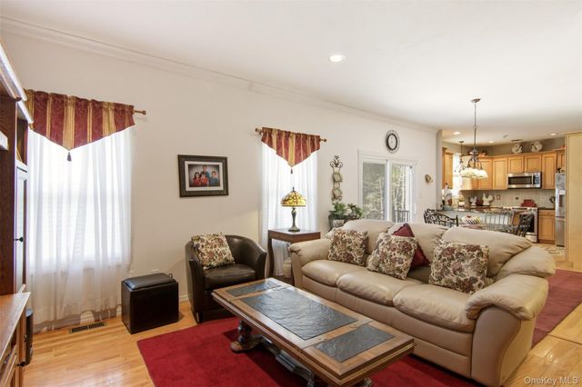15 Scenicview Crescent, Manorville, NY 11949