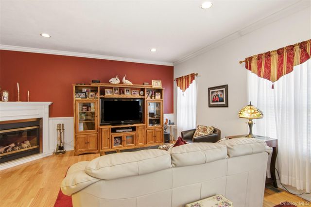 15 Scenicview Crescent, Manorville, NY 11949