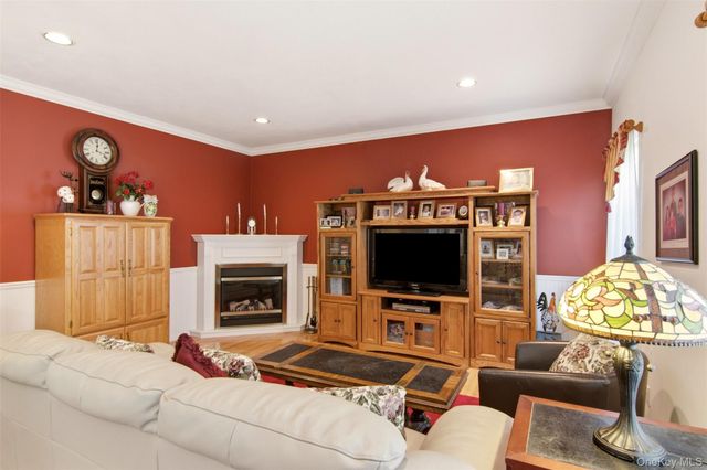 15 Scenicview Crescent, Manorville, NY 11949