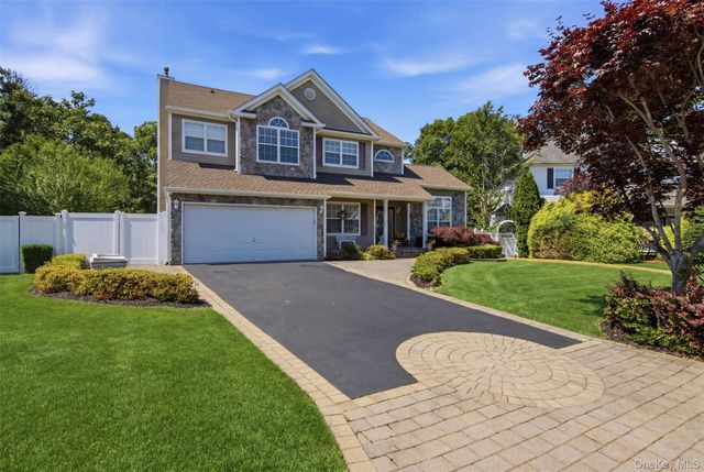 15 Scenicview Crescent, Manorville, NY 11949