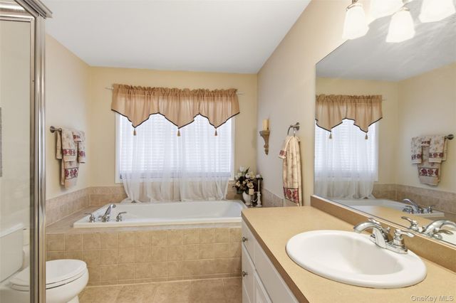 15 Scenicview Crescent, Manorville, NY 11949