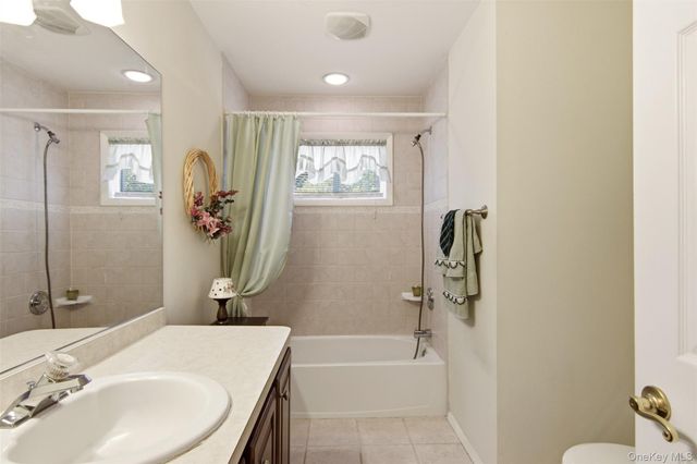 15 Scenicview Crescent, Manorville, NY 11949
