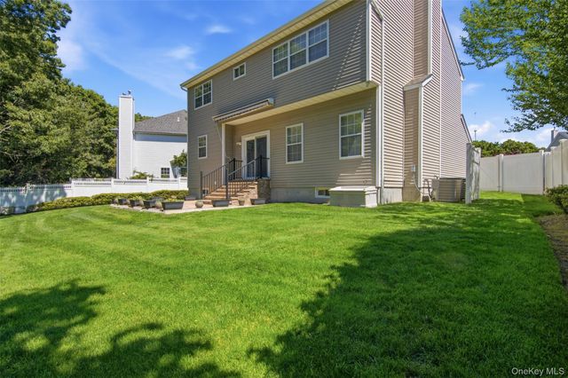 15 Scenicview Crescent, Manorville, NY 11949