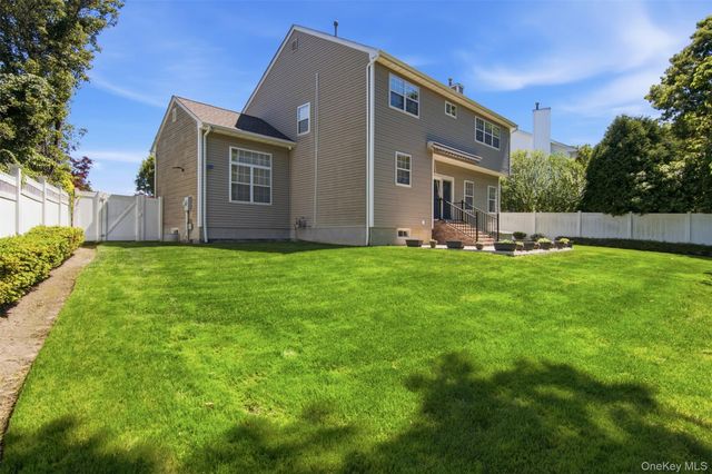 15 Scenicview Crescent, Manorville, NY 11949