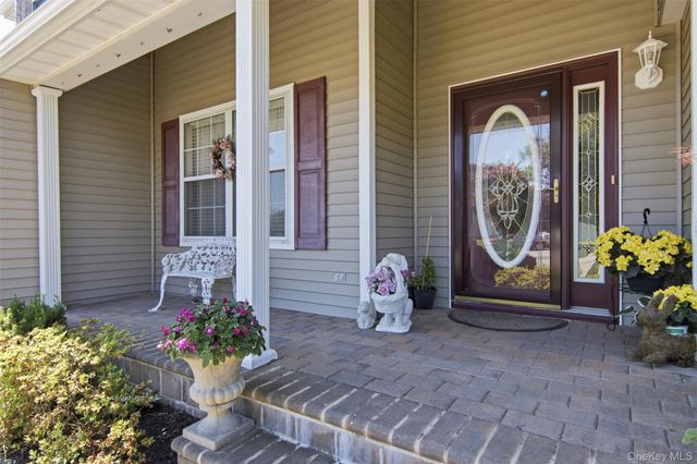 15 Scenicview Crescent, Manorville, NY 11949