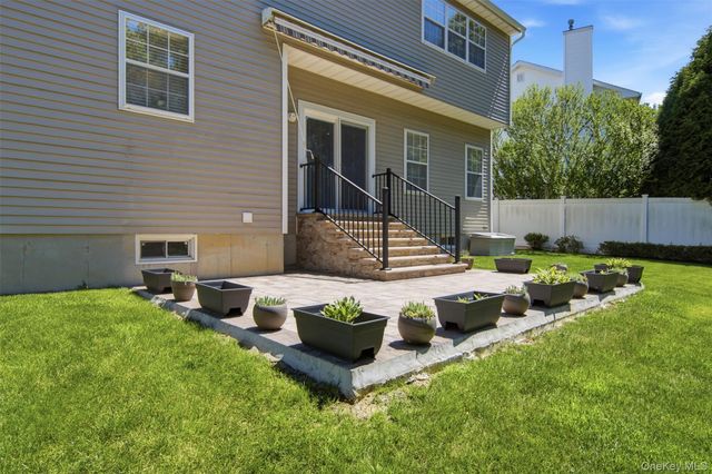 15 Scenicview Crescent, Manorville, NY 11949
