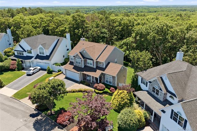 15 Scenicview Crescent, Manorville, NY 11949