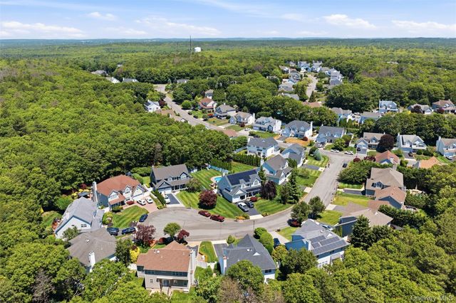 15 Scenicview Crescent, Manorville, NY 11949