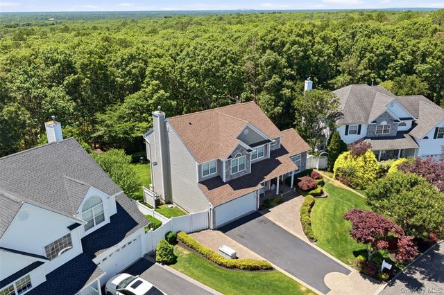 15 Scenicview Crescent, Manorville, NY 11949