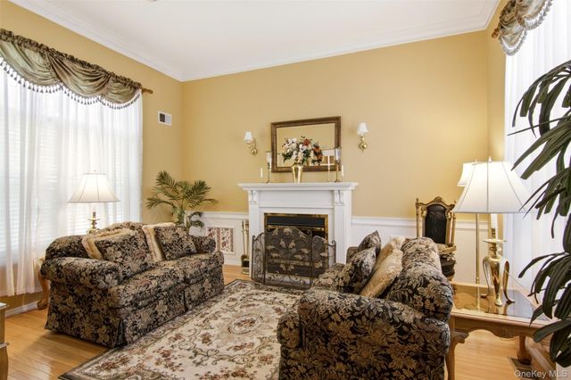 15 Scenicview Crescent, Manorville, NY 11949