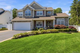 15 Scenicview Crescent, Manorville, NY 11949