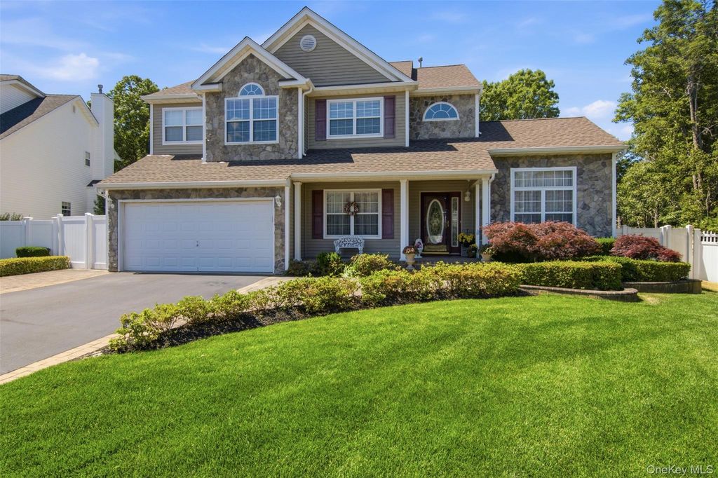 15 Scenicview Crescent, Manorville, NY 11949
