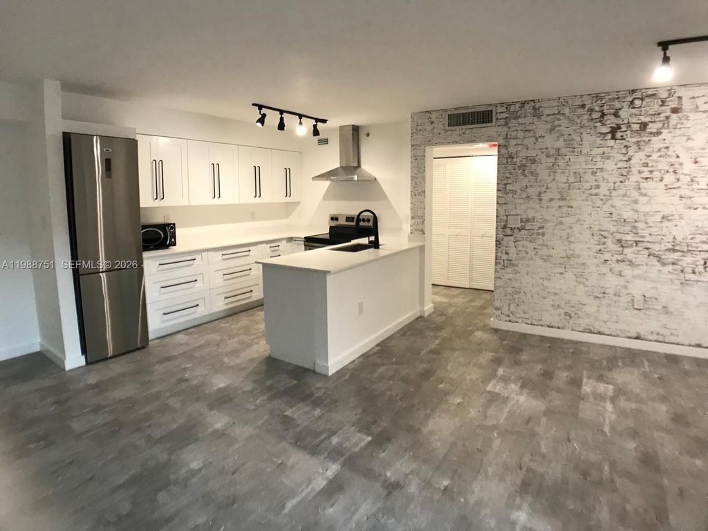 751 N Pine Island Rd 211, Plantation, FL 33324