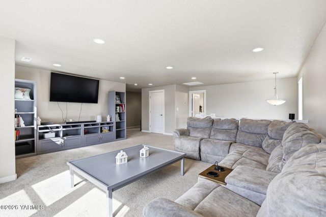 6105 Occidental Rd, Yakima, WA 98903