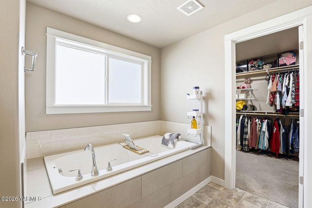 6105 Occidental Rd, Yakima, WA 98903