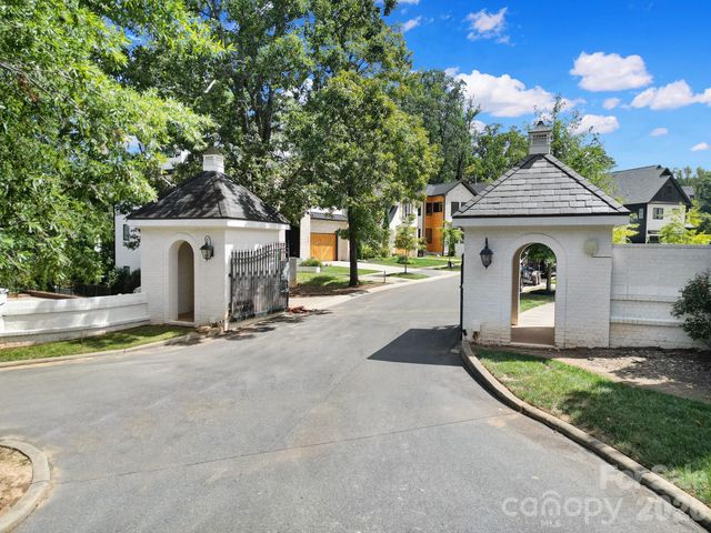 911 Laurel Creek Lane, Charlotte, NC 28211