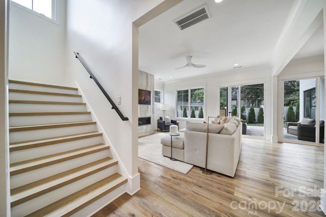 911 Laurel Creek Lane, Charlotte, NC 28211