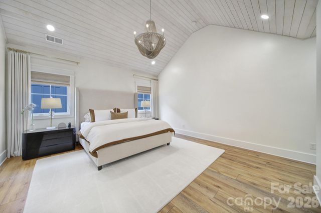 911 Laurel Creek Lane, Charlotte, NC 28211