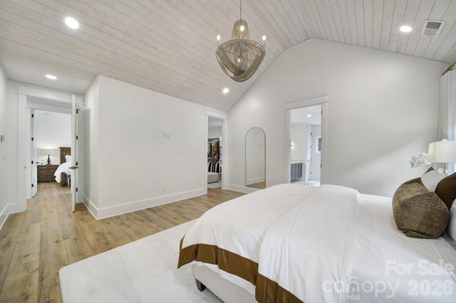 911 Laurel Creek Lane, Charlotte, NC 28211