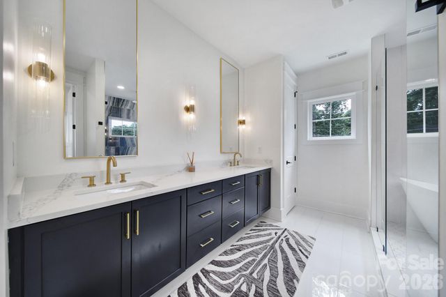 911 Laurel Creek Lane, Charlotte, NC 28211