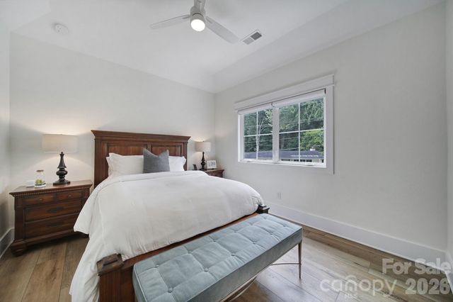 911 Laurel Creek Lane, Charlotte, NC 28211