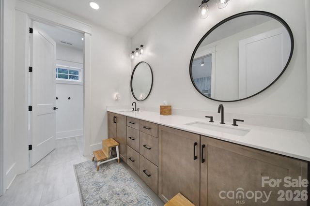 911 Laurel Creek Lane, Charlotte, NC 28211