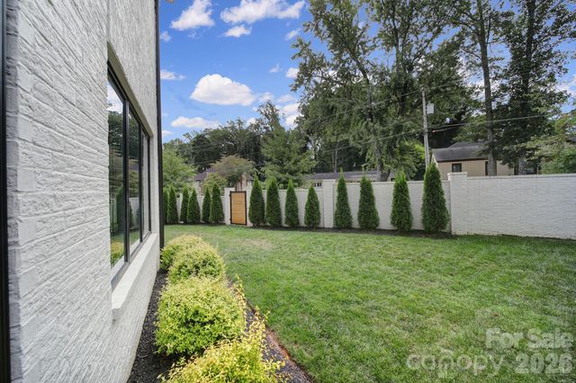 911 Laurel Creek Lane, Charlotte, NC 28211