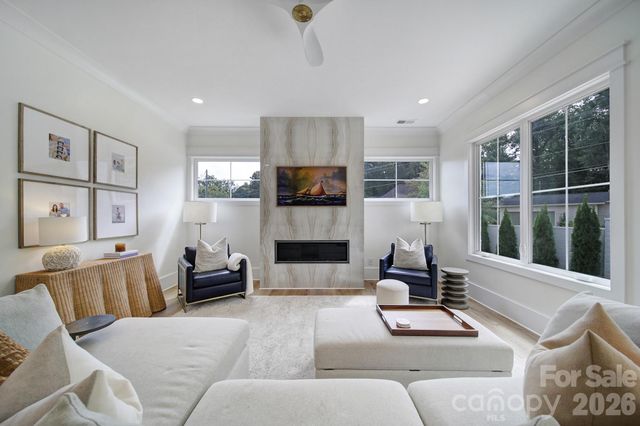 911 Laurel Creek Lane, Charlotte, NC 28211