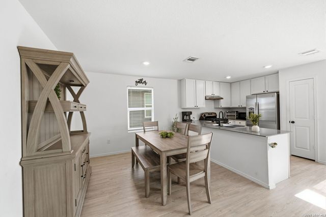 124 Maverick Cove, Pleasanton, TX 78064