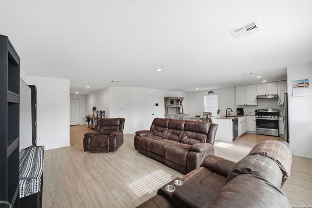 124 Maverick Cove, Pleasanton, TX 78064