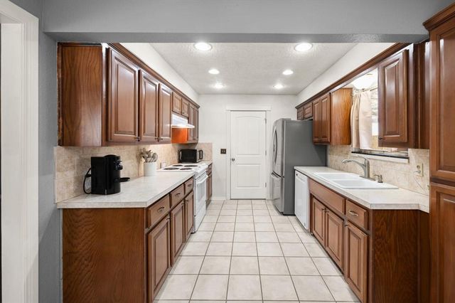 10445 Birkenhead Road, Yukon, OK 73099