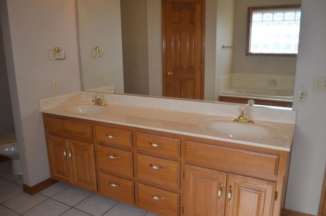 806 W Honeysuckle Lane, Nixa, MO 65714