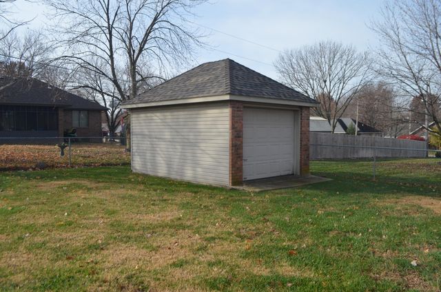 806 W Honeysuckle Lane, Nixa, MO 65714