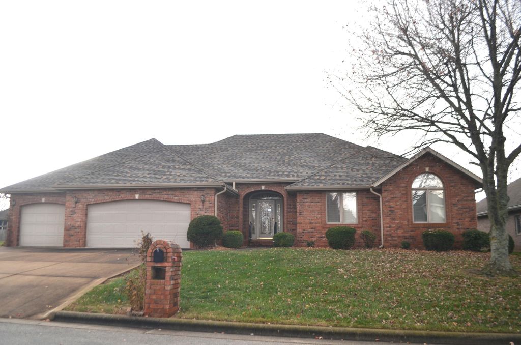 806 W Honeysuckle Lane, Nixa, MO 65714