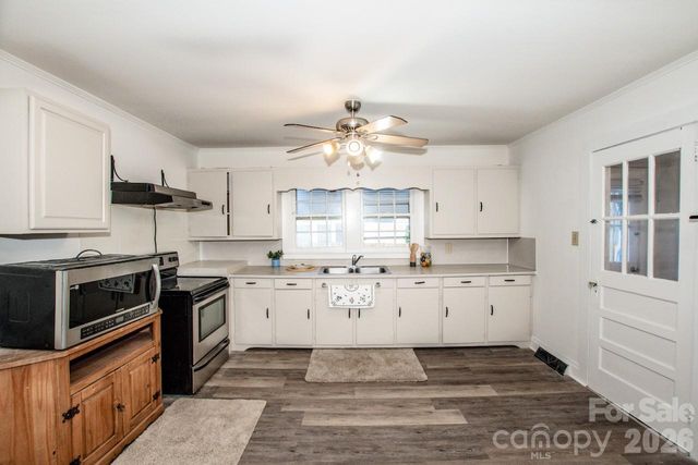 229 E Mcneely Avenue, Mooresville, NC 28115