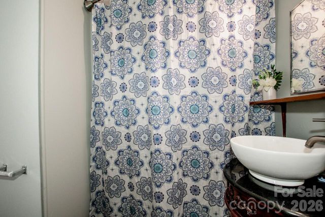 229 E Mcneely Avenue, Mooresville, NC 28115