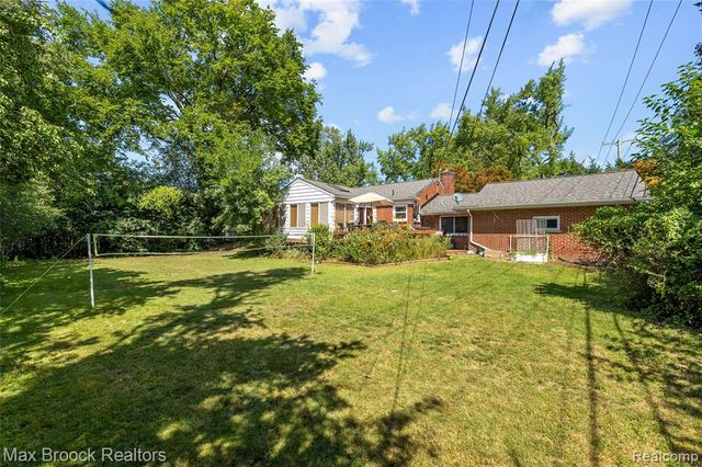18135 Kinross Avenue, Beverly Hills, MI 48025