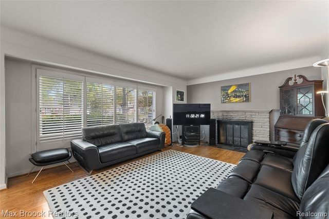 18135 Kinross Avenue, Beverly Hills, MI 48025