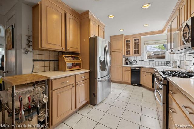 18135 Kinross Avenue, Beverly Hills, MI 48025