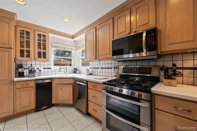 18135 Kinross Avenue, Beverly Hills, MI 48025