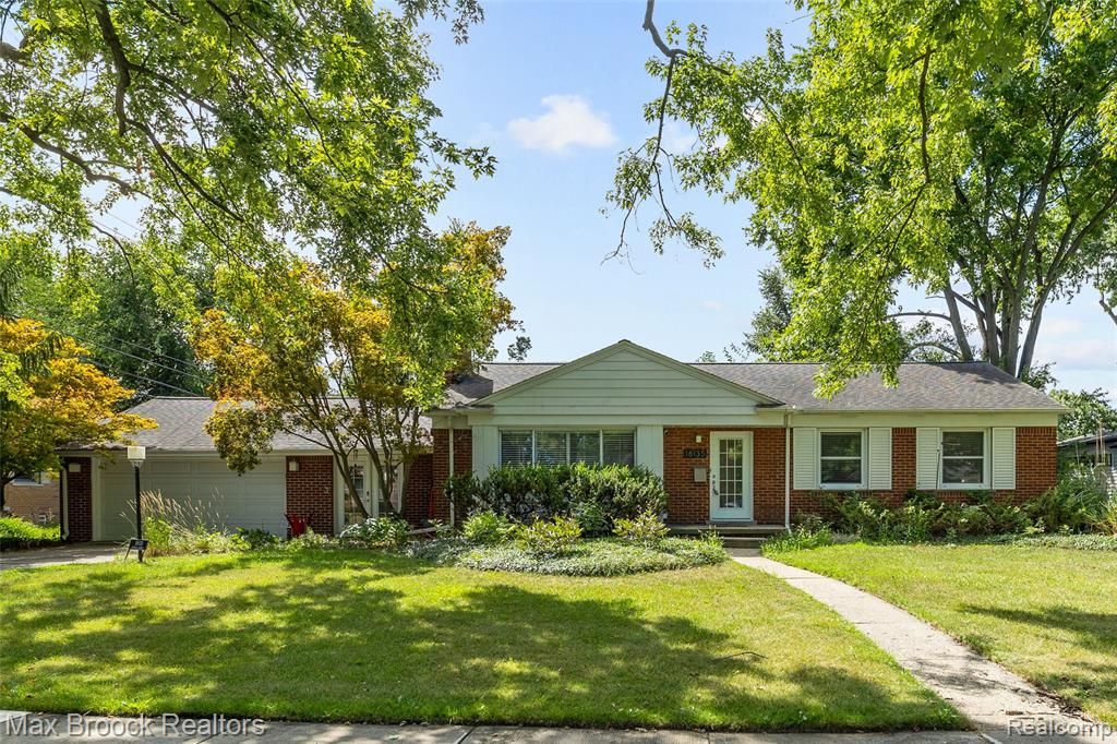 18135 Kinross Avenue, Beverly Hills, MI 48025