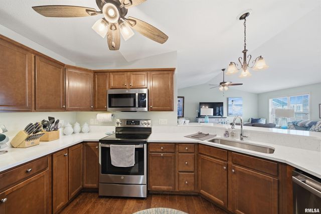 1423 CALVIN Drive, Washington, IL 61571